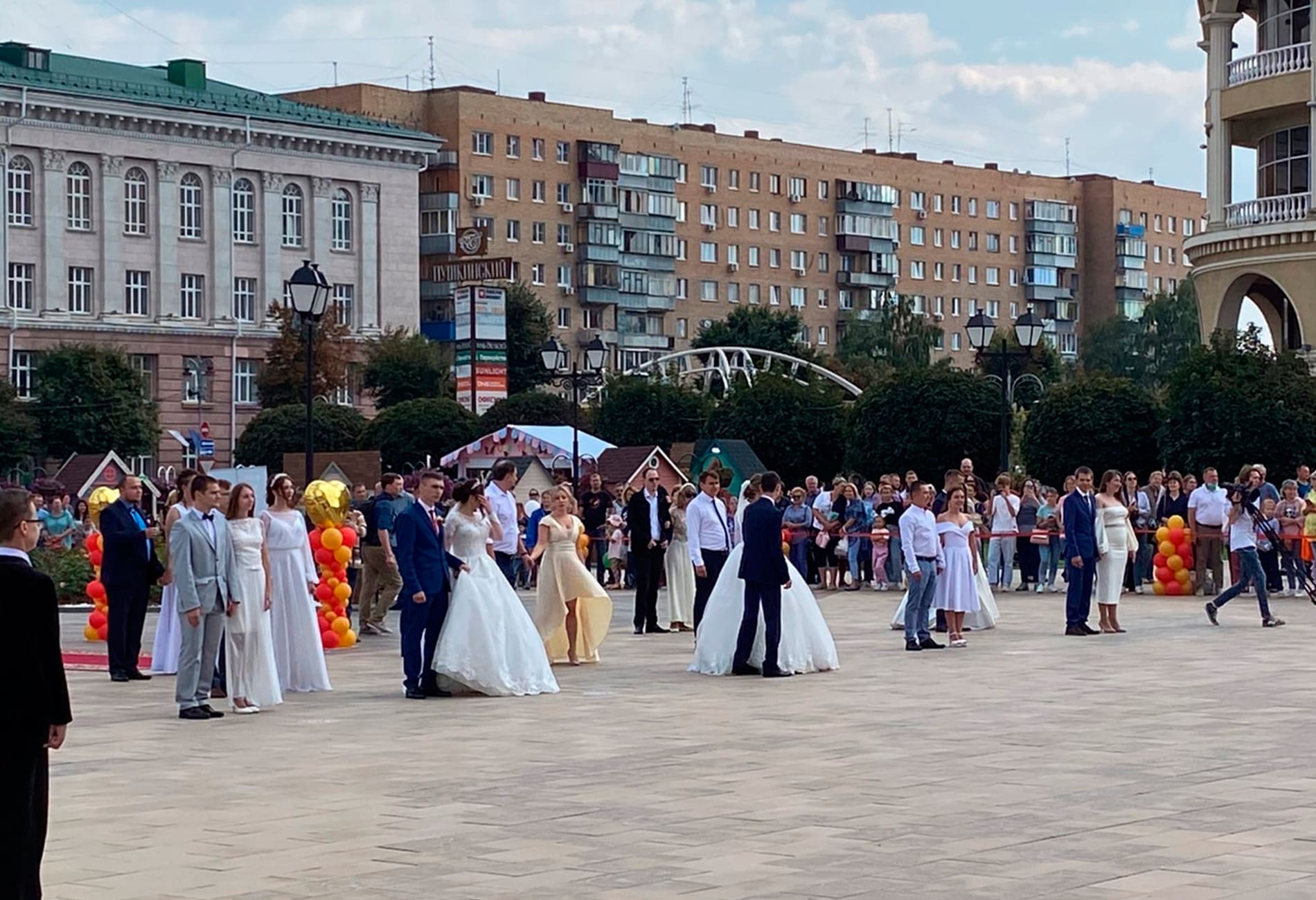 Курсконлайн курск. Спутник новобрачных Курск. ЗАГС Курск Театральная площадь. Курск Театральная площадь 23 сентября. День города Курск.